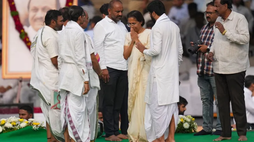 भाई के निधन के बाद सुप्रिया सुले की आंखों से आंसू थमने का नाम नहीं ले रहे थे। अजित पवार और सुप्रिया सुले के बीच काफी अच्छी बॉन्डिंग थी।