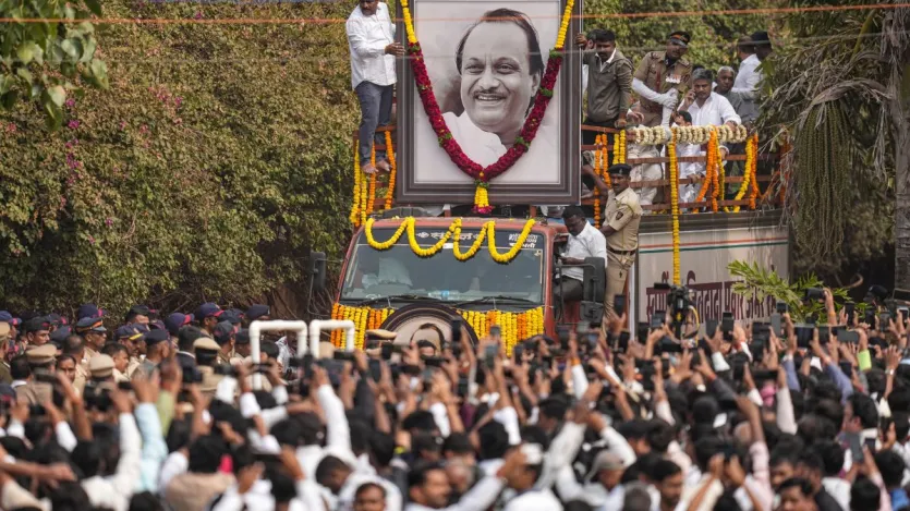पूरे बारामती ने अपने नेता को नम आखों से अलविदा कहा। महाराष्ट्र के कई दिग्गज नेता अंतिम संस्कार में मौजूद थे।