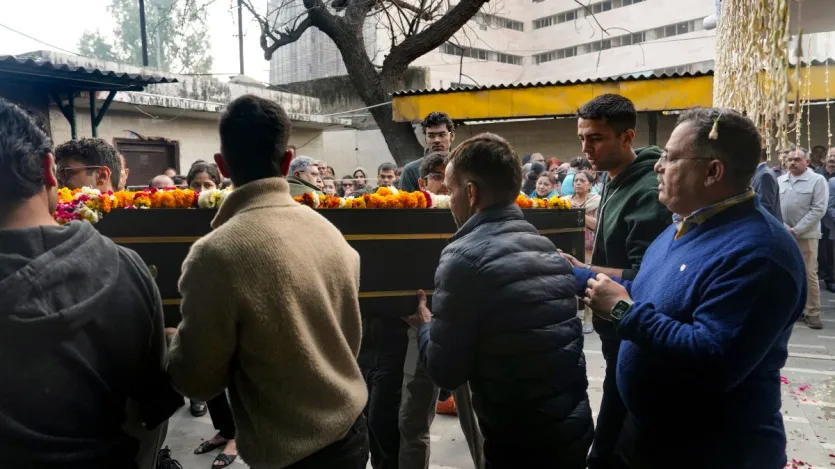 कुछ देर बाद परिवार लोधी रोड श्मशान घाट के लिए रवाना हुआ, जहां करीबी रिश्तेदारों और दोस्तों की मौजूदगी में पाठक का अंतिम संस्कार किया गया। 