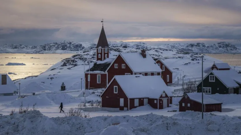 यहां आर्कटिक सर्कल के ऊपर होने से गर्मियों में 24 घंटे सूरज (मध्यरात्रि सूर्य) और सर्दियों में कई हफ्तों तक अंधेरा (पोलर नाइट) रहता है।
