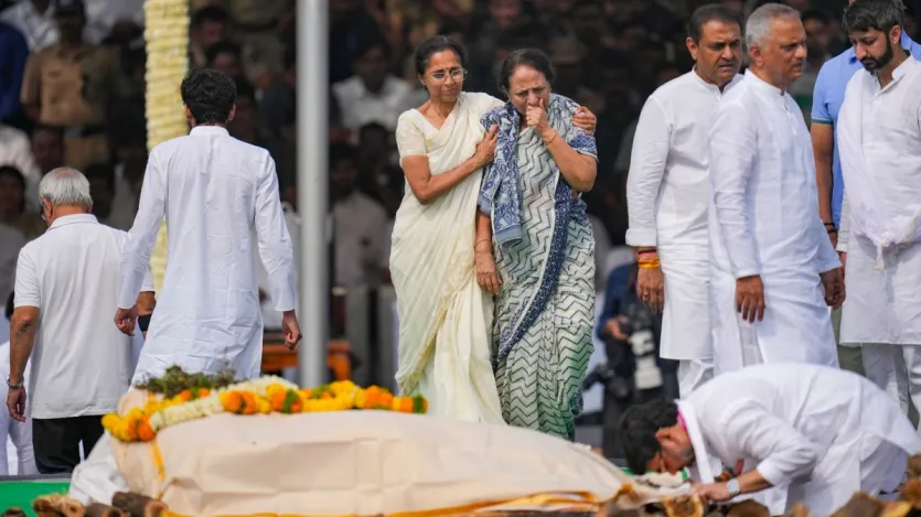 परिजनों को सांत्वना देते हुए अजित पवार की चचेरी बहन और एनसीपी नेता सुप्रिया सुले।
