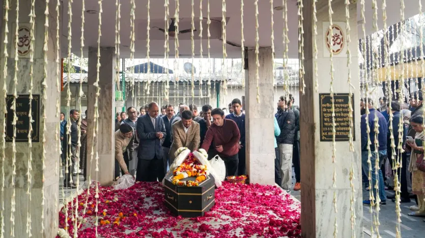 ग्वालियर के बसंत विहार में रहने वाली शांभवी की दादी मीरा पाठक ने बताया कि करीब 11 बजे उनके छोटे बेटे ने फोन करके यह जानकारी दी थी कि जिस विमान दुर्घटना में अजित पवार की मौत हुई है, उसमें शांभवी भी थी।