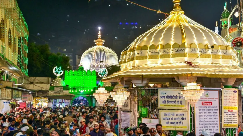 अजमेर में सूफी संत ख्वाजा मोइनुद्दीन चिश्ती की दरगाह पर लोगों की भीड़.