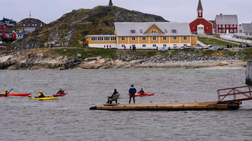 अमेरिकी राष्ट्रपति डोनाल्ड ट्रंप जैसे नेताओं ने इसे खरीदने या नियंत्रण में लेने की बात की है, क्योंकि इसका सामरिक महत्व (आर्कटिक में सैन्य बेस) और संसाधन बहुत अधिक हैं।
