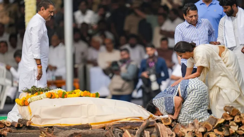 बारामती के पैतृक गांव काटेवाड़ी में अजित पवार को पूरे राजकीय सम्मान के साथ अंतिम विदाई दी गई। पवार का बुधवार को बारामती में एक चार्टर प्लेन क्रैश में निधन हो गया था।