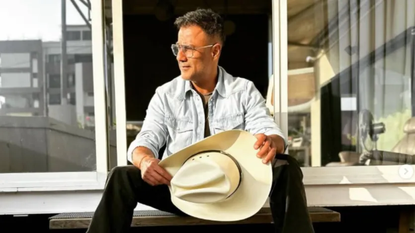 अभिषेक कपूर ने साल 1995 में अपने करियर की शुरुआत की थी और फिल्म 'आशिक मस्ताने' से अपने करियर शुरुआत की थी। इस फिल्म में अभिषेक के साथ आयशा जुल्का लीड रोल में नजर आईं थीं। इस फिल्म को अजय कश्यप ने डायरेक्ट किया था और ये फिल्म कोई खास कमाल नहीं दिखा पाई थी। (Image Source-Instagram@gattukapoor)