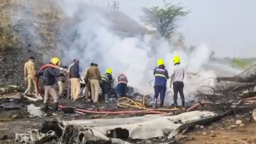 अजित पवार का प्लेन बारामती में एयर स्ट्रिप पर लैंड होने के बजाय खेत में क्रैश हो गया। प्लेन में क्या खराबी आई थी इसका अभी पता नहीं चल पाया है। 