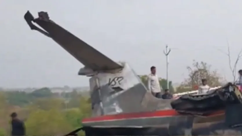 प्रारंभिक जानकारी के अनुसार, विमान में लैंडिंग के समय तकनीकी खराबी आने के कारण पायलट ने नियंत्रण खो दिया, जिससे विमान रनवे से फिसल गया और उसमें आग लग गई।