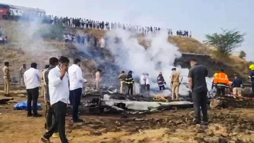 अजित पवार का प्लेन मुंबई से उड़कर बारामती में एयर स्ट्रिप की तरफ बढ़ रहा था। लेकिन अचानक हादसा हो गया। DGCA ने पुष्टि की है कि अजित पवार के प्राइवेट प्लेन में सवार सभी 6 लोगों की जान चली गई।