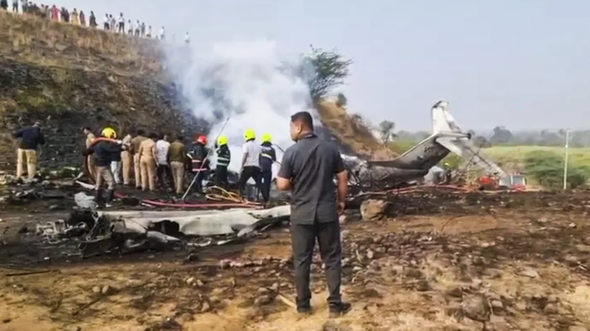 जानकारी के अनुसार, जो प्लेन क्रैश हुआ, उसमें चट्टान से टकराने के बाद आग लगी। चट्टान से टकराकर प्लेन के कई टुकड़े हुए। विमान लैंडिग के दौरान चट्टान से टकराया।