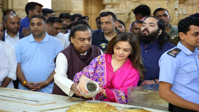 रिलायंस इंडस्ट्रीज के चेयरमैन मुकेश अंबानी ने अपनी पत्नी नीता अंबानी और बेटे अनंत अंबानी के साथ गुजरात के प्रतिष्ठित सोमनाथ मंदिर में पूजा-अर्चना की। अंबानी परिवार ने 5 करोड़ रुपये समर्पित करने का किया ऐलान.