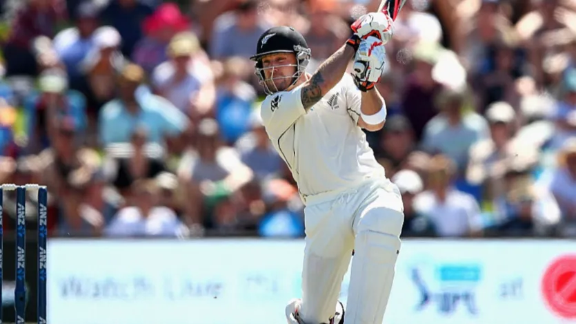 न्यूजीलैंड के कप्तान रहे और इंग्लैंड क्रिकेट टीम के हेड कोच ब्रेंडन मैकुलम ने 432 इंटरनेशनल मैच खेलकर 398 छक्के लगाए हैं। मैकुलम ने साल 2002 में अपना डेब्यू किया था और वे साल 2016 तक खेलते रहे। अब वे कोचिंग का काम कर रहे हैं। 
