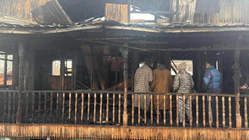 नेहरू पार्क फायर स्टेशन से फायर और इमरजेंसी सर्विस के कर्मचारी तुरंत मौके पर पहुंचे और आग बुझाने का काम शुरू किया।