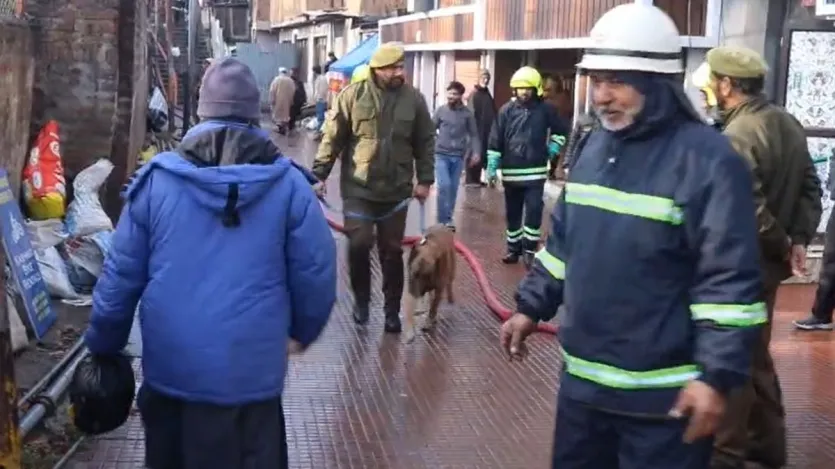 अधिकारियों ने बताया कि जगह बहुत भीड़भाड़ वाली होने की वजह से, अतिरिक्त मदद मंगाई गई। F&ES हेडक्वार्टर्स, फायर स्टेशन बाब डेम और फायर स्टेशन रैनावारी से और टीमों को भेजा गया।