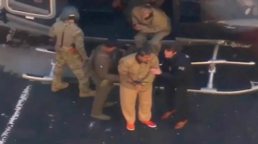 डेल्टा फोर्स में शामिल होना आसान नहीं होता, क्योंकि इसकी चयन प्रक्रिया इतनी कठिन होती है कि अधिकांश सैनिक बीच में ही इसे छोड़ देते हैं। इसके कमांडो को कई हफ्तों तक कठिन नेविगेशन मार्च, भारी वजन के साथ 40 मील तक पैदल चलना और फिर महीनों की विशेष ऑपरेटर ट्रेनिंग से गुजरना पड़ता है।