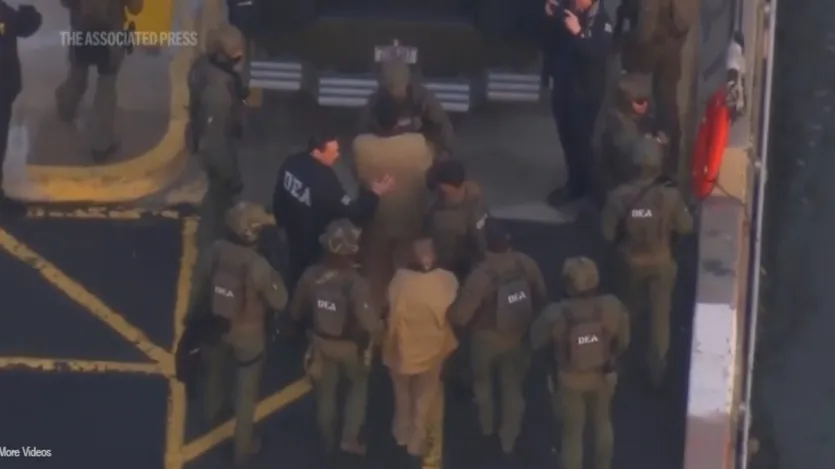 वेनेजुएला के राष्ट्रपति मादुरो और उनकी पत्नी को उनके ही देश में घुसकर जिस तरह  से गिरफ्तारी की गई उसने एक बार फिर दिखा दिया कि डेल्टा फोर्स को क्यों अमेरिका की सबसे खतरनाक और भरोसेमंद यूनिट माना जाता है।