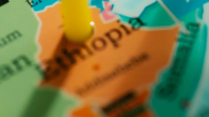 इथियोपियाई लोग न सिर्फ दुनिया से पीछे हैं, बल्कि उनका समय मापने का तरीका भी बिल्कुल अलग है। इथियोपिया 'ऑर्थोडॉक्स चर्च' के प्राचीन कैलेंडर का पालन करता है। चूंकि, पैगंबर ईसा मसीह के जन्म की गणना को लेकर इथियोपियाई चर्च और कैथोलिक चर्च के बीच मतभेद था।