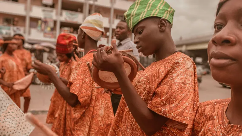 यहां दिन की शुरुआत भी अलग होती है. इथियोपिया में दिनों की गिनती सूर्योदय (सुबह 6 बजे) से शुरू होती है। जब हमारी घड़ी सुबह के 6 बजाती है, तो इथियोपियाई समय के अनुसार उस समय दिन के 00:00 बज रहे होते हैं।