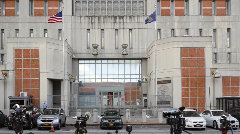 समुद्र तट के एक औद्योगिक क्षेत्र में स्थित, जेल स्टैच्यू ऑफ लिबर्टी के पास है, लेकिन इसे अक्सर 'नरक जैसा' और 'चल रही त्रासदी' के रूप में वर्णित किया गया है। कैदियों और वकीलों ने हिंसा, खराब भोजन, कर्मचारियों की कमी और प्रतिबंधित सामग्री के बारे में शिकायत की है। 