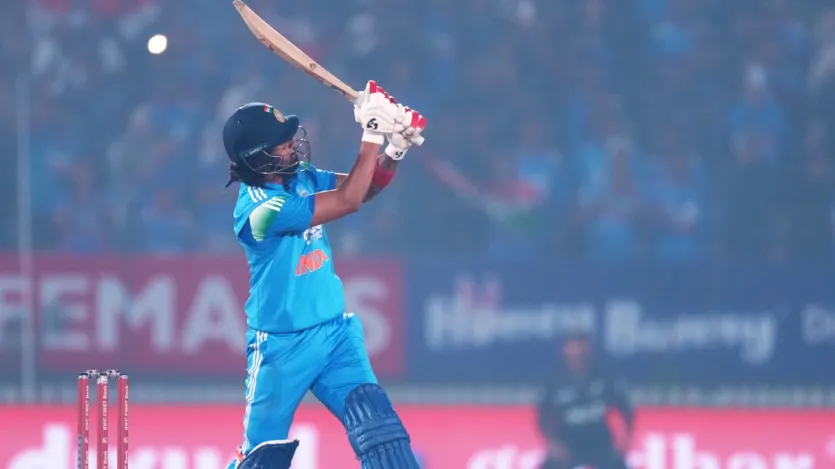 केएल राहुल ने भारत बनाम न्यूजीलैंड वनडे सीरीज के सभी तीन मैच खेलकर 142 रन बनाए हैं। दूसरे मैच में उन्होंने शतक लगाया था, लेकिन इसके बाद भी टीम इंडिया को हार का सामना करना पड़ा था। उन्होंने सीरीज में 13 चौके और दो छक्के लगाए। 