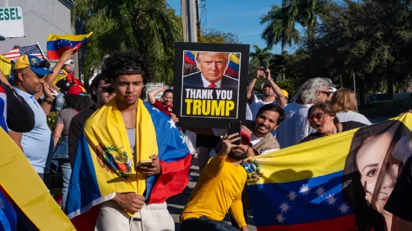 दक्षिण फ्लोरिडा में जश्न मनाने के लिए लोग सड़कों पर उतरे. उन्होंने आजादी के नारे लगाए और वेनेजुएला के झंडे अपने कंधों पर उठाए हुए थे. लोग निकोलस मादुरो को पकड़ने और देश से बाहर निकालने के अमेरिकी सैन्य अभियान का जश्न मना रहे थे। लोगों ने कहा कि वे इस पल का काफी समय से इंतजार कर रहे थे.