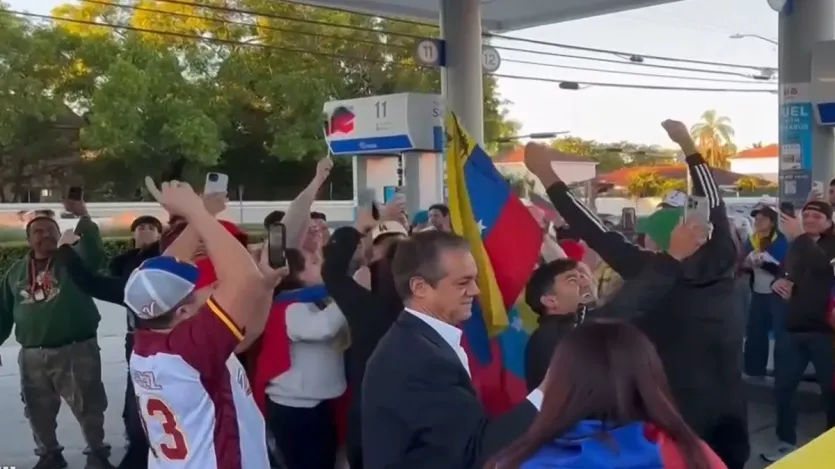 वेनेज़ुएला में अमेरिकी कार्रवाइयों के बारे में ट्रम्प की प्रेस कॉन्फ्रेंस के बाद, लोग डोरल रेस्तरां के बाहर नाचते-गाते और झंडे लहराते हुए इकट्ठा हुए। कुछ लोगों ने कहा कि मादुरो को हटाने का इंतजार काफी समय से किया जा रहा था। एलेक्सा पेरेज़ ने कहा कि उन्होंने इस पल के लिए वर्षों तक इंतजार किया है।