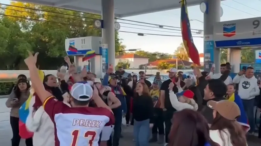 उत्सव में उपस्थित लोगों में से एक, नुनेज़ ने कहा कि वेनेज़ुएला में अपनी राजनीतिक सक्रियता के लिए सताए जाने के बाद वह छह साल पहले संयुक्त राज्य अमेरिका भाग गए थे। तब से उसने अपनी 8 और 17 साल की बेटियों को नहीं देखा है। नुनेज़ ने कहा, 