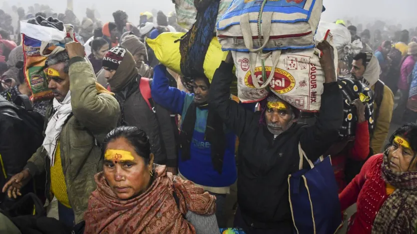 मौनी अमावस्या की बात करें तो आज सुबह यूपी-बिहार के तमाम तीर्थों, नदी के तटों पर श्रद्धालुओं की भीड़ नजर आई। दूर-दूर से लोग मौनी अमावस्या के दिन धार्मिक स्थलों पर भगवान के सामने अपनी हाजिरी लगाने पहुंचे। हरिद्वार से लेकर प्रयागराज और वाराणसी से लेकर पटना तक हर कोई धार्मिक रंग में रंगा नजर आया।