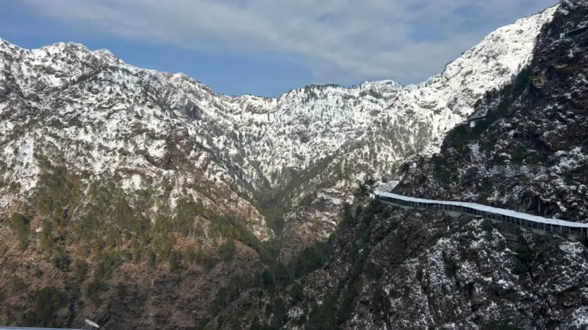 मौसम विभाग के अनुसार, पश्चिमी विक्षोभ के कारण और भी बर्फबारी होने की संभावना है। आने वाले दिनों में त्रिकूट पर्वत और आसपास के इलाकों में अधिक बर्फबारी हो सकती है, जिससे मौसम और भी सर्द हो जाएगा। इन दिनों में नए श्रद्धालुओं के लिए यात्रा थोड़ी कठिन हो सकती है, लेकिन जो इस अनुभव का हिस्सा बनते हैं, उनके लिए यह एक अविस्मरणीय यात्रा बन जाती है।