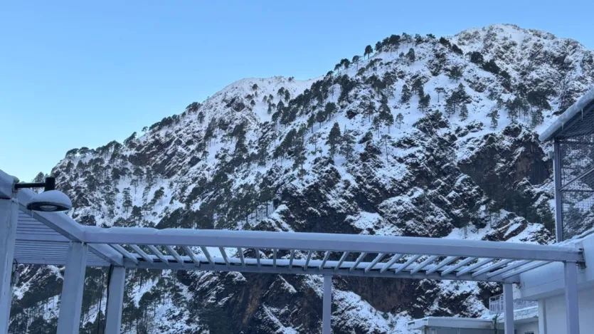 मौसम विभाग के अनुसार, जम्मू-कश्मीर में एक्टिव वेस्टर्न डिस्टर्बेंस की वजह से पहाड़ी इलाकों में ठंड और बर्फबारी का सिलसिला जारी है। हालांकि, आज 25 जनवरी को नई भारी बर्फबारी नहीं हुई है, लेकिन पहले की बर्फ अब भी जमी हुई है, जिससे तापमान काफी नीचे बना हुआ है। कटरा से लेकर भवन तक ठंडी हवाएं चल रही हैं और गलन महसूस की जा रही है।