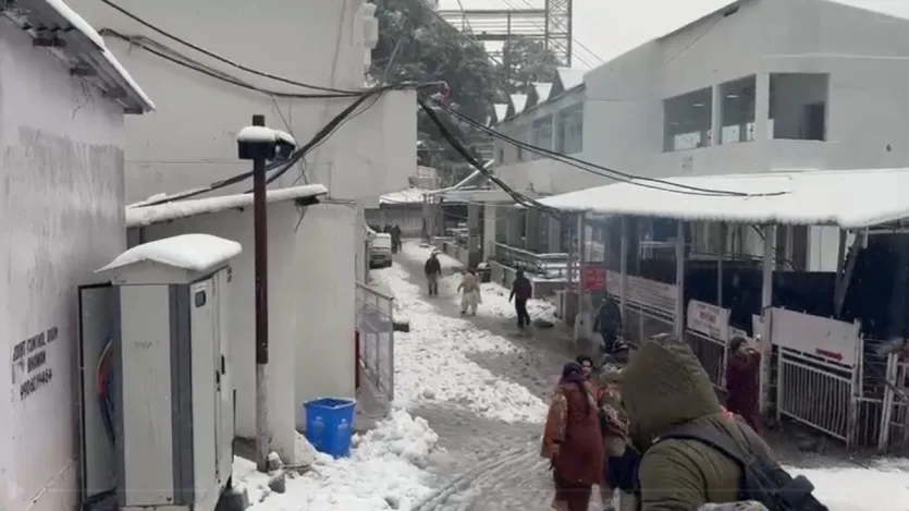 बर्फबारी के बाद प्रशासन पूरी तरह सतर्क है। वैष्णो देवी यात्रा मार्गों पर फिसलन को देखते हुए सफाई और सुरक्षा के इंतजाम किए गए हैं। वहीं, बर्फबारी की इन तस्वीरों को देखकर श्रद्धालुओं में भी खासा उत्साह देखने को मिल रहा है।
