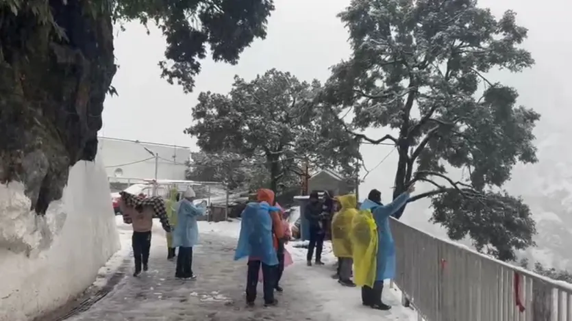 त्रिकुटा पहाड़ियों में, जहां माता वैष्णो देवी का पवित्र तीर्थस्थल स्थित है, वहां बर्फबारी हुई, जिससे तीर्थयात्रियों और स्थानीय लोगों में खुशी की लहर दौड़ गई। भवन और आस-पास की पहाड़ियों सहित तीर्थस्थल के ऊपरी इलाकों में ताज़ी बर्फ की चादर बिछ गई, जिससे पूरा क्षेत्र एक मनमोहक सफेद परिदृश्य में तब्दील हो गया।