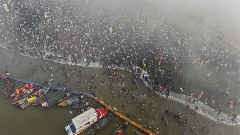 मौनी अमावस्या के मौके पर संगम तट की ड्रोन से ली गई तस्वीर भी सामने आई है। इसमें बड़ी संख्या में लोग संगम में स्नान करते और अपनी बारी का इंतजार करते हुए दिखे। श्रद्धालुओं की सुरक्षा के लिए संगम तट पर पुलिस बल भी मौजूद रहा, जो लगातार श्रद्धालुओं से अपील करता रहा कि संगम पर स्नान के बाद ना रुकें, दूसरे श्रद्धालुओं को स्नान का मौका दें।