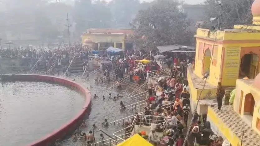 यूपी के सीतापुर में मौनी अमावस्या पर नैमिषारण्य में आस्था की भीड़ उमड़ी। लाखों की तादाद में श्रद्धालु नैमिषारण्य पहुंचे। श्रद्धालुओं ने चक्र तीर्थ में स्नान और आचमन आदि किया। इसके बाद मां ललिता देवी मंदिर में पूजा-अर्चना की। इस मौके पर नैमिष में पुलिस के पुख्ता इंतजाम दिखाई दिए।