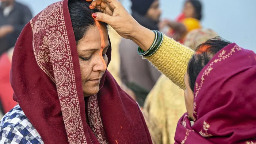 बिहार के पटना में गंगा घाट पर बड़ी संख्या में श्रद्धालु जमा हुए और बिना बोले स्नान किया। श्रद्धालुओं ने पानी में खड़े होकर सूर्य देव को अर्घ्य दिया और मनोकामना उनके सामने जाहिर की। सुबह-सुबह यहां गंगा घाट पर भारी भीड़ देखने को मिली। महिलाएं भी स्नान के बाद एक-दूसरे को सिंदूर दान करती नजर आईं।