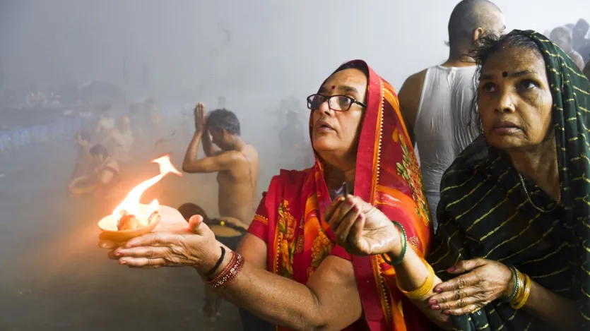 प्रयागराज में इन दिनों माघ मेला चल रहा है। मौनी अमावस्या पर यहां तो ब्रह्म मुहूर्त से पहले ही श्रद्धालुओं ने संगम में स्नान शुरू कर दिया। सुबह 8 बजे तक 1 करोड़ से ज्यादा श्रद्धालुओं ने संगम में आस्था की डुबकी लगा ली। इसके बाद श्रद्धालुओं ने अपने आराध्य सूर्य देव को दीप और धूप दिखाया। संगम तट पर भक्ति भाव में डूबे श्रद्धालुओं को देखना अद्भुत था।