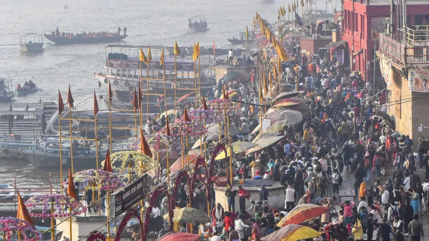 वाराणसी के घाट पर भी भारी संख्या में श्रद्धालु पहुंचे। उन्होंने मौनी अमावस्या के मौके पर मौन रहकर गंगा नदी में स्नान किया। भगवान सूर्य को अर्घ्य दिया और फिर घाट पर आकर पंडों से संकल्प पढ़वाया। साथ ही, कुछ लोग नाव पर बैठकर गंगा नदी की सैर करते भी नजर आए। पंडे भी श्रद्धालुओं के माथे पर चंदन-टीका करते हुए दिखाई दिए।