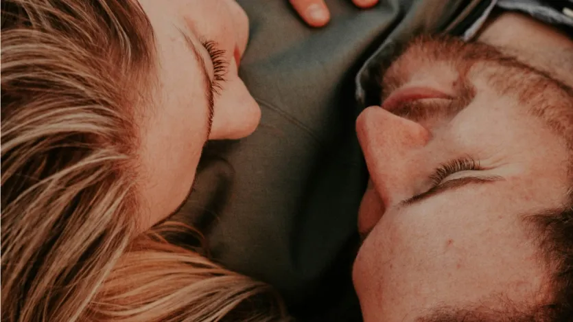 संभोग के दौरान दर्द: सर्वाइकल कैंसर के दौरान संभोग के दौरान दर्द महसूस होना भी एक महत्वपूर्ण लक्षण है। अगर आपको संभोग के दौरान या उसके बाद लगातार दर्द और परेशानी महसूस होती है तो इसे हल्के में नहीं लेना चाहिए। यह संकेत गर्भाशय ग्रीवा में होने वाले परिवर्तनों का संकेत दे सकता है।