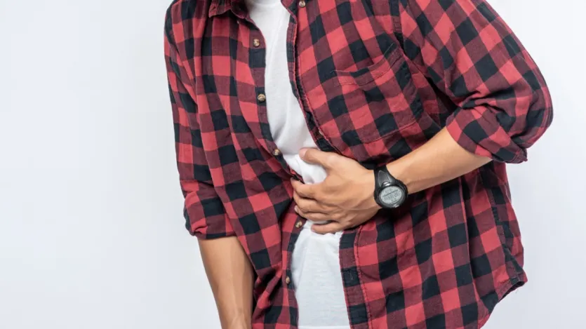 पेट के निचले हिस्से में दर्द: सर्वाइकल कैंसर में सबसे आम दर्द पेट के निचले हिस्से या पेल्विक क्षेत्र में महसूस होता है। यह दर्द हल्का, लगातार या समय-समय पर बढ़ता हुआ हो सकता है। कई महिलाओं को यह दर्द मासिक धर्म के दर्द जैसा लगता है, लेकिन यह सामान्य मासिक धर्म के दर्द से अधिक समय तक रहता है। जैसे-जैसे कैंसर बढ़ता है, यह दर्द पीठ के निचले हिस्से तक भी फैल सकता है।