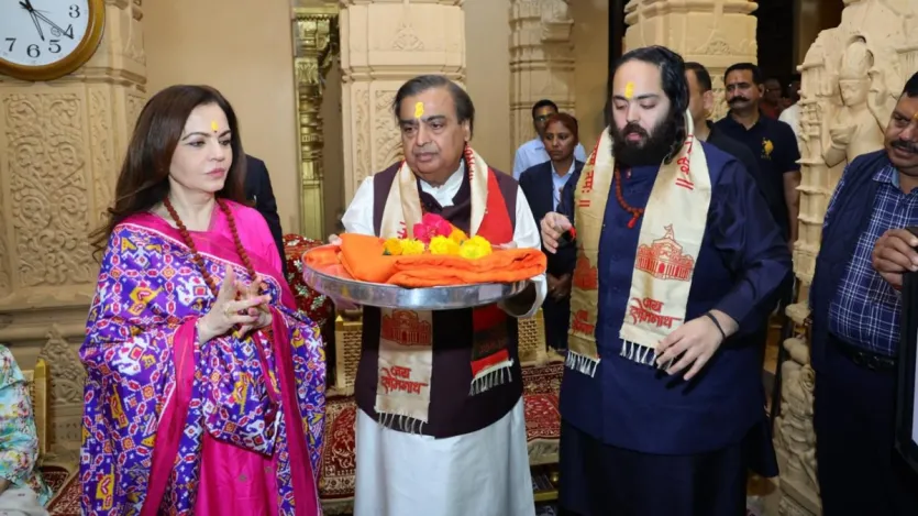 इस मंदिर दर्शन की तस्वीरें भी सामने आई हैं, जिसमें अंबानी परिवार के सदस्य कड़ी सुरक्षा के बीच मंदिर में धार्मिक अनुष्ठान करते नजर आ रहे हैं। अंबानी परिवार के लोग हर साल की शुरुआत में सोमनाथ महादेव मंदिर जाते हैं। आइए नव वर्ष के अवसर पर ईश्वर का आशीर्वाद लें।