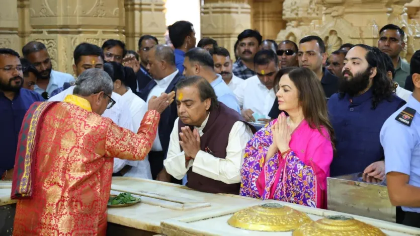 गुजरात के सौराष्ट्र क्षेत्र में वेरावल के पास प्रभास पाटन में स्थित सोमनाथ मंदिर का बहुत धार्मिक महत्व है। इसे भगवान शिव को समर्पित बारह ज्योतिर्लिंगों में से पहला माना जाता है और यह देश के प्रमुख तीर्थ स्थलों में से एक है। आध्यात्मिक महत्व के अलावा, सोमनाथ एक प्रमुख पर्यटन स्थल भी है, जो देश-विदेश से भक्तों और पर्यटकों को आकर्षित करता है।