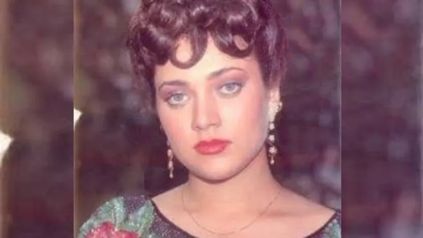 मंदाकिनी- राज कपूर की 'राम तेरी गंगा मैली' से मशहूर हुईं मंदाकिनी अब फिल्मी दुनिया में एक्टिव नहीं हैं। अपनी नीली आंखों से अभिनेत्री ने खूब सुर्खियां बटोरीं, अंडरवर्ल्ड डॉन से नाम जुड़ने के बाद मंदाकिनी ने अभिनय से दूरी बना ली और अब मुंबई में एक हर्बल सेंटर चलाती हैं और योगा सिखाती हैं।