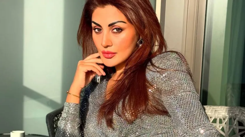 रिमी सेन- कई बड़े स्टार्स के साथ काम कर चुकीं रिमी सेन लंबे समय से अभिनय से दूर हैं और अब रियल एस्टेट का जाना-माना नाम बन चुकी हैं। 44 साल की रिमी सेन बॉलीवुड से दूर होने के बाद विदेश शिफ्ट हो गईं और फिलहाल दुबई में सेटल हैं। वह अब रियल एस्टेट के बिजनेस से जुड़ टुती  हैं और बतौर रियल स्टेट एजेंट दुबई में काम करती हैं।