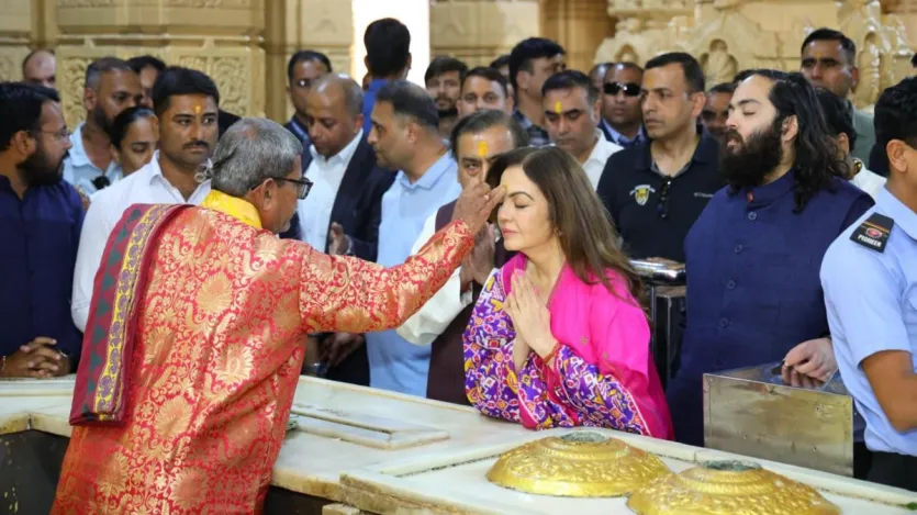 सोमनाथ मंदिर हिंदू धर्म में सबसे पवित्र और पूजनीय तीर्थ स्थलों में से एक है। इसे भगवान शिव के 12 ज्योतिर्लिंगों में से पहला ज्योतिर्लिंग माना जाता है और इसे आदि ज्योतिर्लिंग भी कहा जाता है। इस मंदिर में अंबानी परिवार दर्शन के लिए आता रहता है।