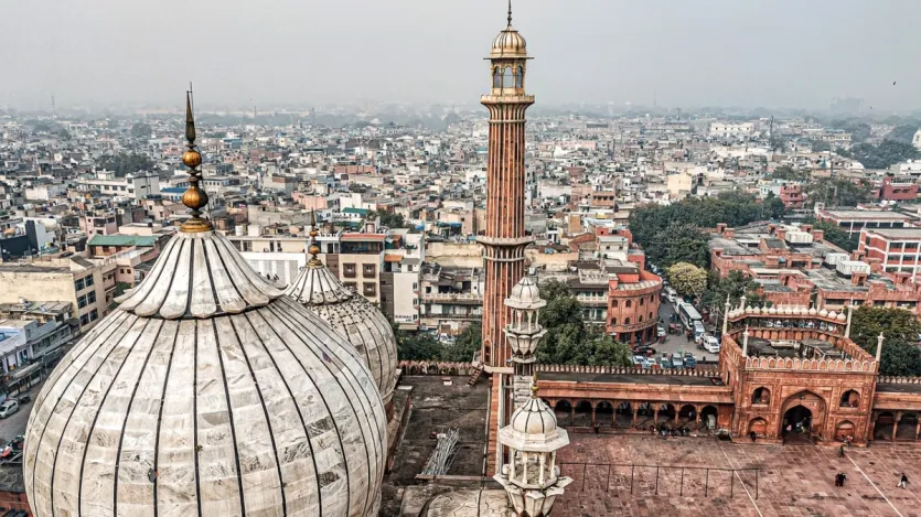 उसकी कमजोर नीतियों तथा दरबार में बढ़ते विद्रोह का लाभ उठाकर उसके भतीजे फर्रुखसियर ने आक्रमण कर दिया। जहांदार शाह का शासनकाल केवल 9 महीने तक ही चल सका।