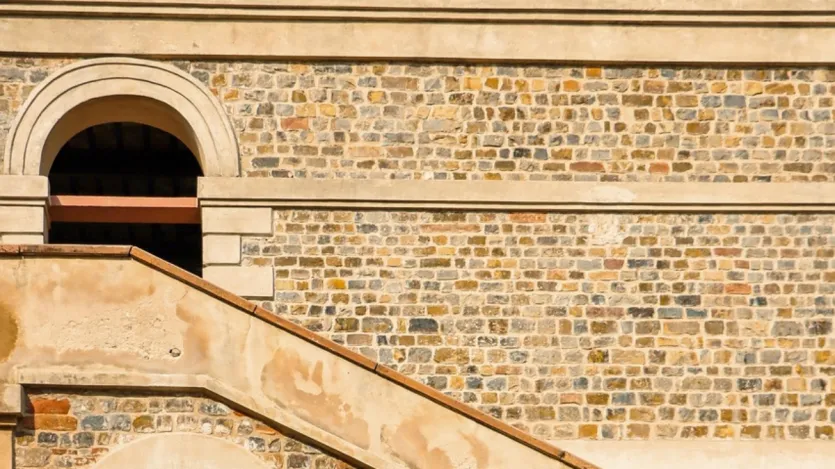 जहाँदार शाह अपनी अजीब हरकतों के लिए कुख्यात था। वह दरबार में कभी बिना कपड़ों के तो कभी महिलाओं के कपड़े पहनकर आ जाता था, जिससे मुगल सल्तनत की गरिमा को काफी नुकसान पहुंचता था।