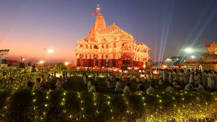 प्राचीन सोमनाथ मंदिर के निकट शनिवार रात एक विशाल ड्रोन शो का आयोजन किया गया, जिसमें भगवान शिव, 'शिवलिंग' और सोमनाथ मंदिर की 3डी आकृति जैसी कई विशेष आकृतियां आकाश में रोशनी बिखेरी। 
