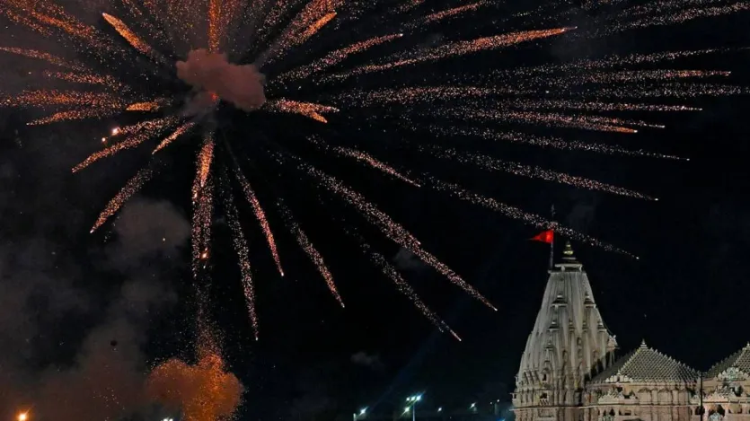 लगभग 3,000 ड्रोन ने अरब सागर के ऊपर आकाश में मंदिर से जुड़ी ऐतिहासिक घटनाओं को दर्शाने वाली विभिन्न छवियां बनाईं। 