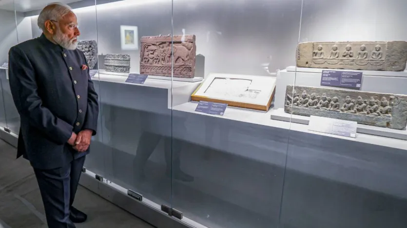 बौद्ध विद्वानों, राजनयिकों और अन्य अतिथियों की उपस्थिति में प्रधान मंत्री ने कहा कि भारत के लिए, बुद्ध के पवित्र अवशेष केवल अवशेष नहीं हैं, बल्कि हमारी पूजनीय विरासत और सभ्यता का एक अविभाज्य हिस्सा हैं।