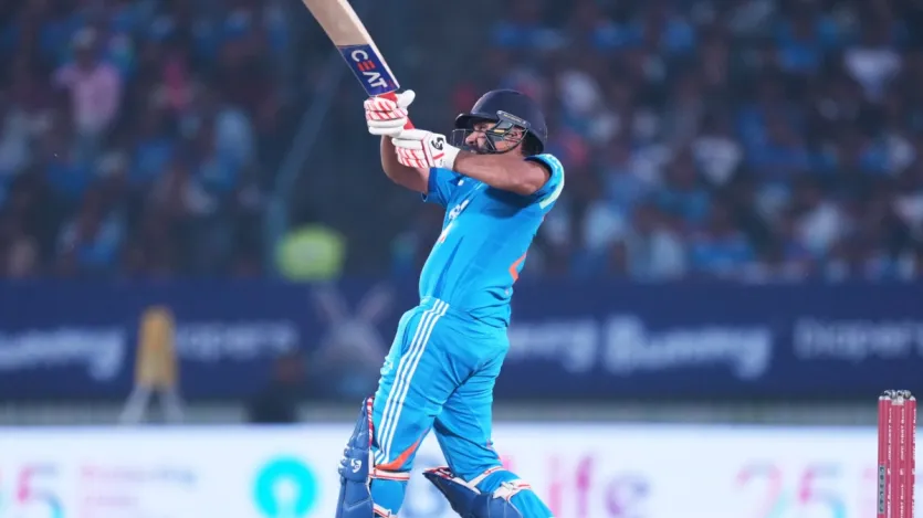 भारतीय टीम के पूर्व कप्तान रोहित शर्मा एक बार फिर मैदान में उतरे और अपने आक्रामक अंदाज में बल्लेबाजी की। उन्होंने इंटरनेशनल क्रिकेट में 650 छक्के पूरे कर लिए हैं। ये काम करने वाले वे दुनिया के अकेले बल्लेबाज हैं। इस लिस्ट में टॉप 5 बल्लेबाज कौन से हैं, चलिए आपको बताते हैं। 